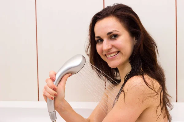 Mujer joven cantando en la ducha —  Fotos de Stock