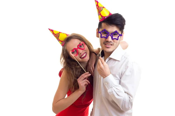 Pareja joven con palos de cartas y sombreros de celebración —  Fotos de Stock