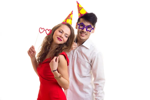 Νεαρό ζευγάρι με κάρτα ραβδιά και γιορτάζουμε καπέλα — Φωτογραφία Αρχείου
