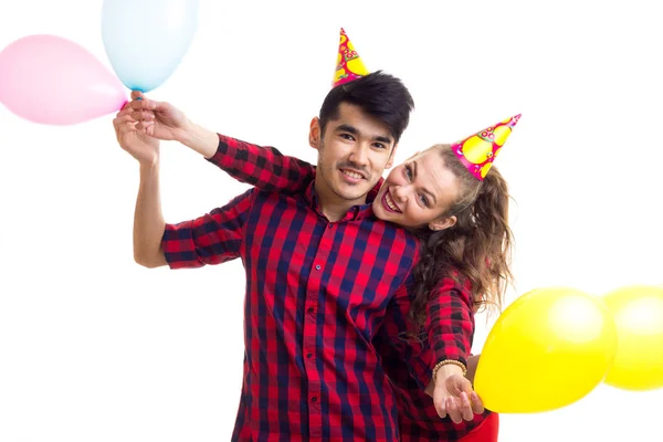 Jovem casal com balões — Fotografia de Stock