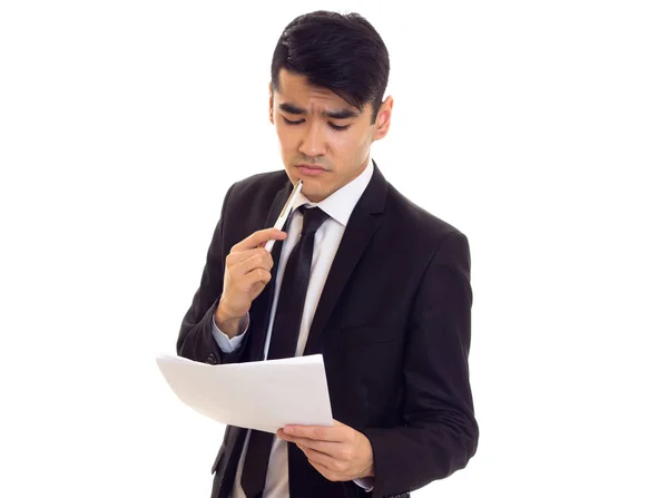 Молодой человек в костюме держит бумаги — стоковое фото