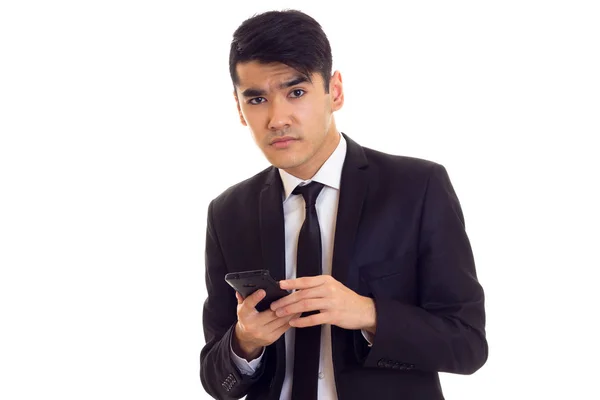 Молодой человек в костюме разговаривает по телефону — стоковое фото