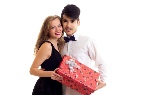 Νεαρό ζευγάρι κρατώντας ένα δώρο — Φωτογραφία Αρχείου