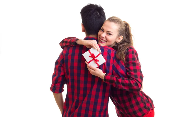 Jovem casal segurando um presente — Fotografia de Stock