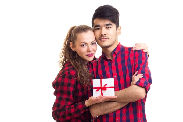 Jovem casal segurando um presente — Fotografia de Stock