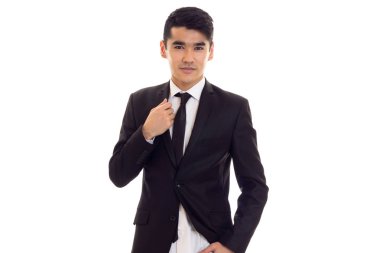 siyah smokin içinde genç adam