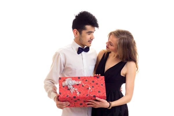 Νεαρό ζευγάρι κρατώντας ένα δώρο — Φωτογραφία Αρχείου