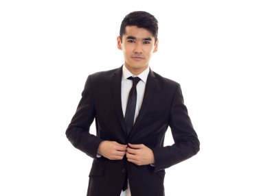 siyah smokin içinde genç adam