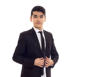 siyah smokin içinde genç adam