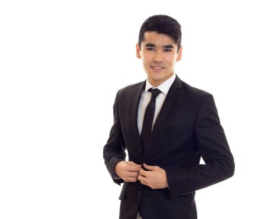 siyah smokin içinde genç adam