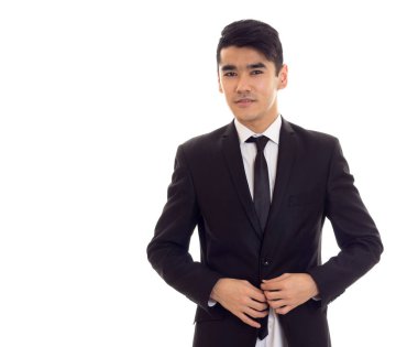 siyah smokin içinde genç adam