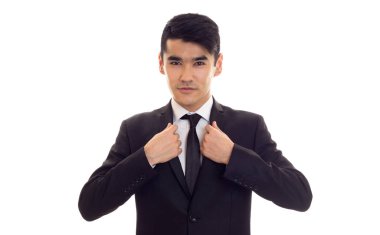 siyah smokin içinde genç adam