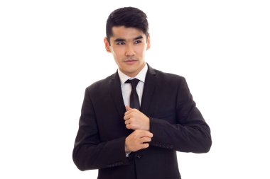 siyah smokin içinde genç adam