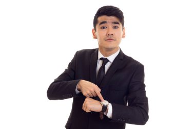 siyah smokin içinde genç adam