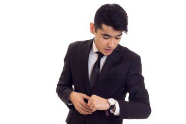 siyah smokin içinde genç adam