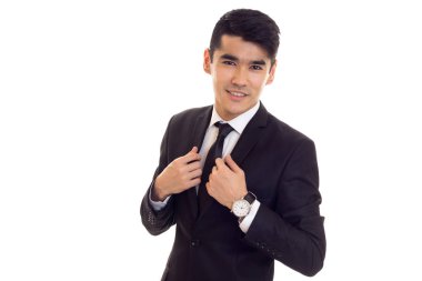 siyah smokin içinde genç adam