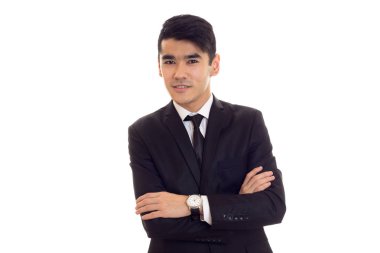 siyah smokin içinde genç adam