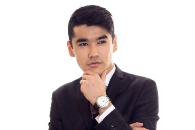 siyah smokin içinde genç adam