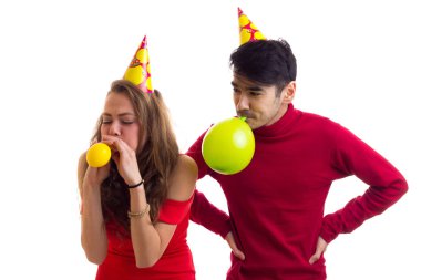 Genç çift balon üfleme