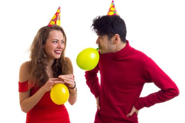 Genç çift balon üfleme