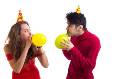 Genç çift balon üfleme