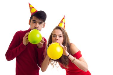 Genç çift balon üfleme