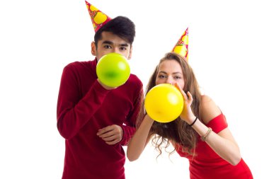 Genç çift balon üfleme