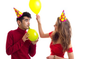 Genç çift balon üfleme
