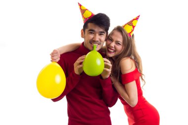 Genç çift balon üfleme