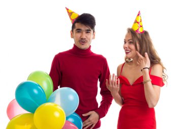 Balonlar ile genç bir çift