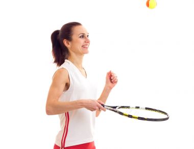 Tenis raketi ile oynayan kadın