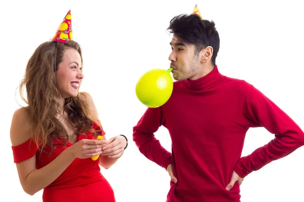 Młoda para, dmuchanie balonów — Zdjęcie stockowe