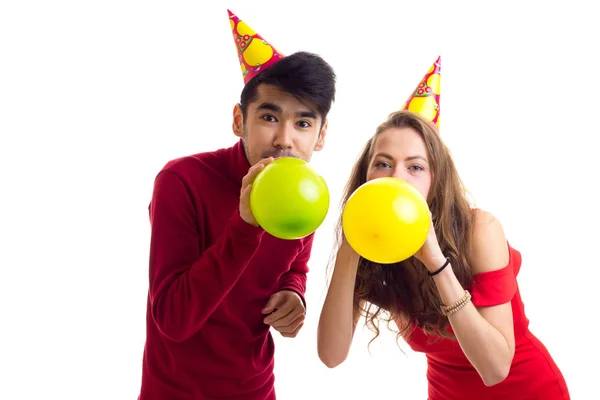 Junges Paar bläst Luftballons — Stockfoto