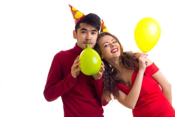 Jeune couple soufflant ballons — Photo