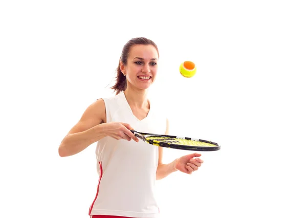 Женщина играет с теннисной ракеткой — стоковое фото