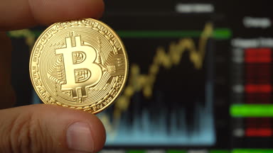 Bitcoin para terminal ticaret karşısında insanın elinde