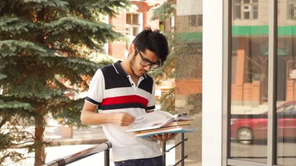 Joven estudiante en verano — Vídeos de Stock