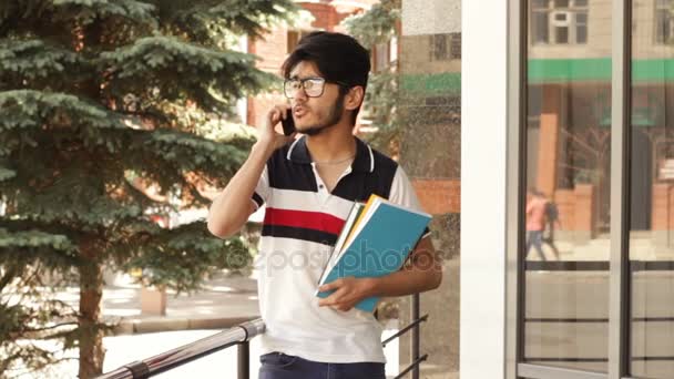 Студент разговаривает по мобильному телефону — стоковое видео