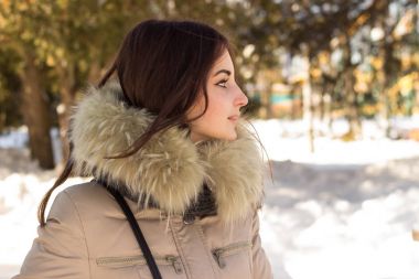 Kışın inanılmaz sevimli kadın