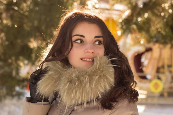 Geweldig leuke vrouw in de winter — Stockfoto