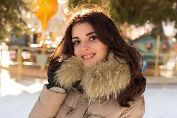 Geweldig leuke vrouw in de winter — Stockfoto