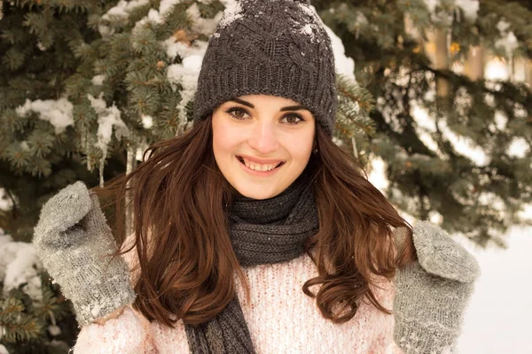 Young woman in winter park — Stock Photo, Image