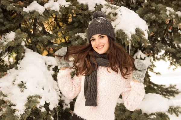 Kış parkında genç bir kadın — Stok fotoğraf