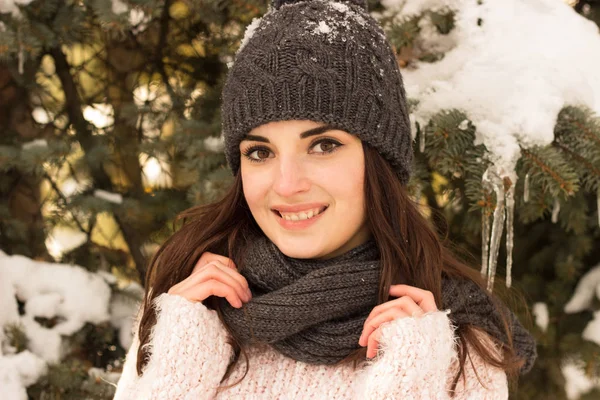 Mujer joven en el parque de invierno — Foto de Stock