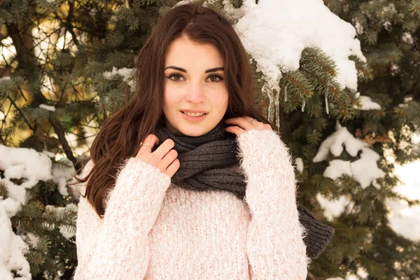 Jovem mulher no parque de inverno — Fotografia de Stock