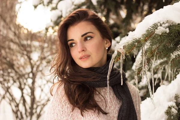Mladá žena v zimním parku — Stock fotografie