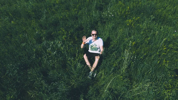 Top view aerial photo of freelancer man on the grass with laptop — Stock Photo, Image