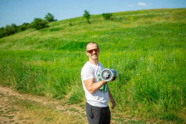 Sportler turnt mit Kurzhantel auf Bizeps — Stockfoto