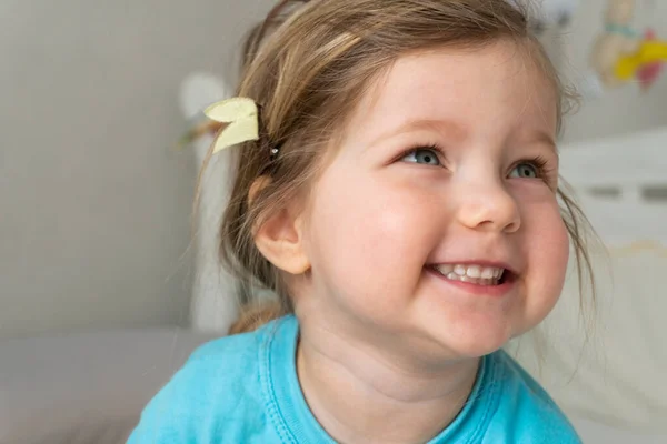 家で笑う小さな子供の女の子の肖像画 — ストック写真