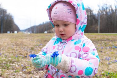 Ellerinde ilk kar damlası çiçeklerini tutan kız